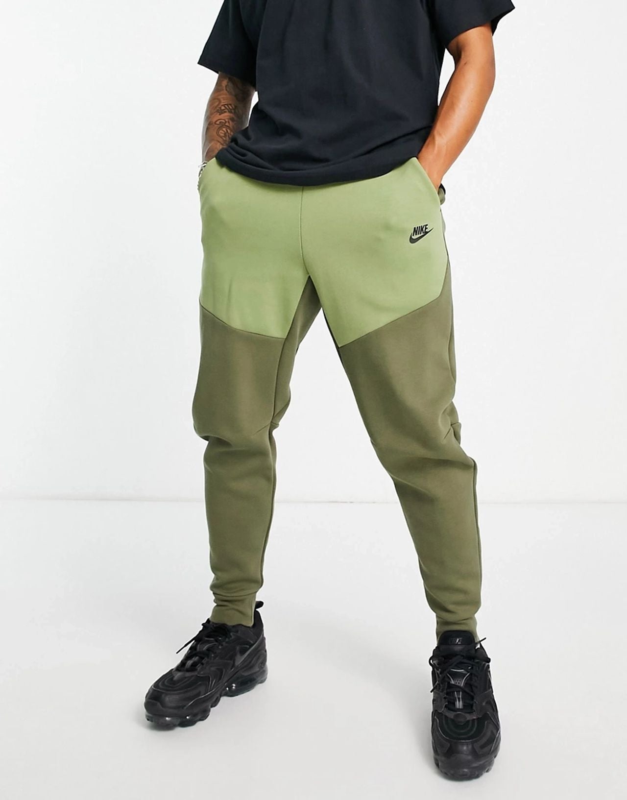 NIKE TECH FLEECE JOGGERS - ALLIGATOR OLIVE